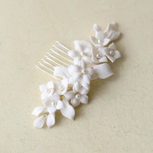 Wedding hair comb with white ceramic flowers and pearls.